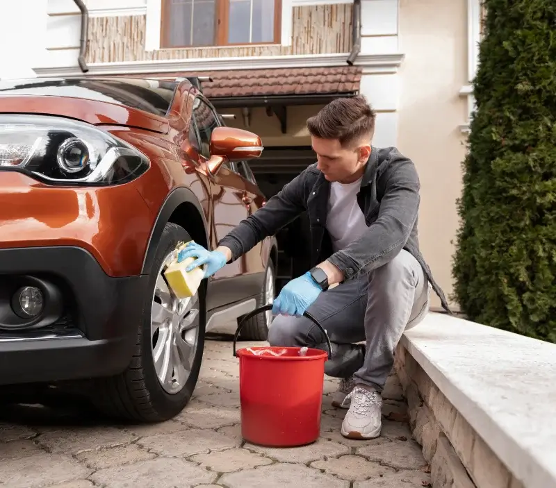 Lavage auto à domicile Corbeilles : professionnel intervenant sur un véhicule